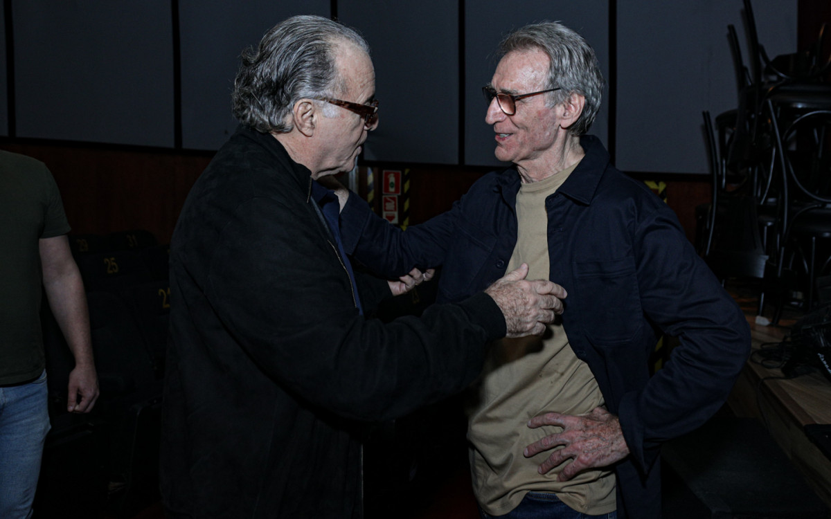 Tony Ramos cumprimenta Herson Capri após estreia do espetáculo \'A Sabedoria dos Pais\'