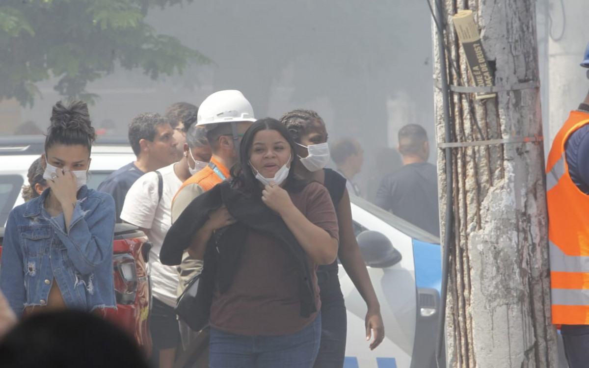 Fumaça tomou conta da rua durante incêndio na loja Amigão, na Freguesia - Reginaldo Pimenta/Agência O DIA