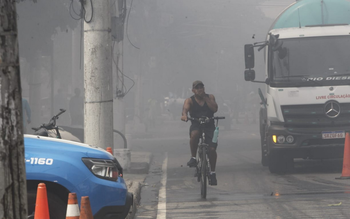 Fumaça tomou conta da rua durante incêndio na loja Amigão, na Freguesia - Reginaldo Pimenta/Agência O DIA