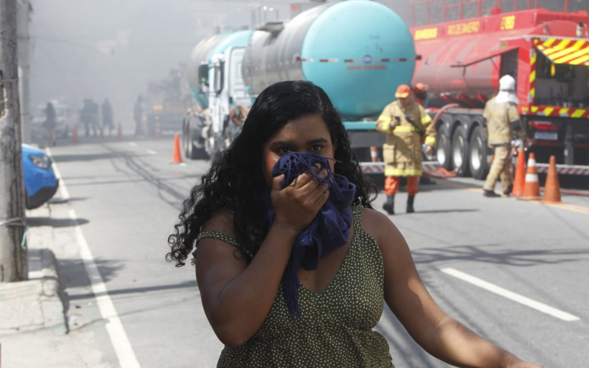 Fumaça tomou conta da rua durante o incêndio  - Reginaldo Pimenta