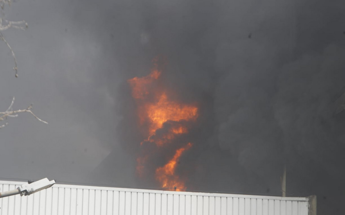 Fumaça tomou conta da rua durante incêndio na loja Amigão, na Freguesia - Reginaldo Pimenta/Agência O DIA