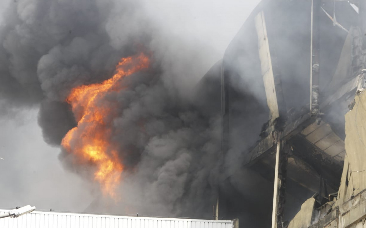 Fumaça tomou conta da rua durante incêndio na loja Amigão, na Freguesia - Reginaldo Pimenta/Agência O DIA