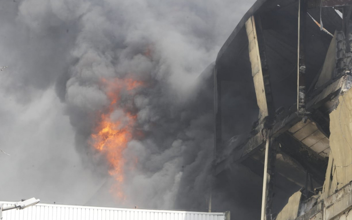 Estrutura da loja 'O Amigão' é consumida pelo fogo - Reginaldo Pimenta