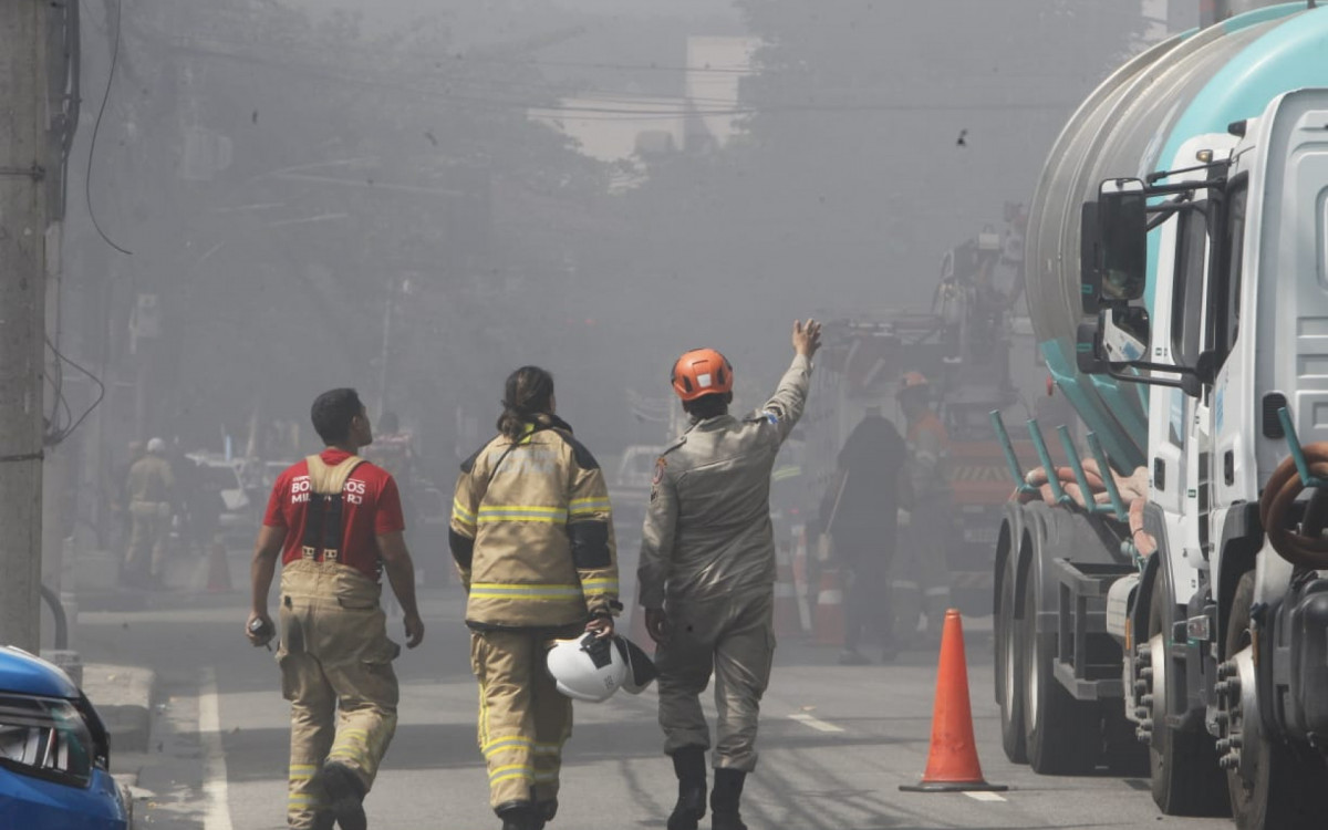 Fumaça tomou conta da rua durante incêndio na loja Amigão, na Freguesia - Reginaldo Pimenta/Agência O DIA