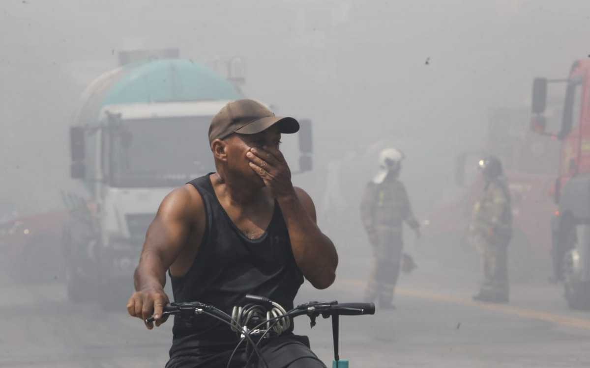 Fumaça tomou conta da rua durante incêndio na loja Amigão, na Freguesia - Reginaldo Pimenta/Agência O DIA