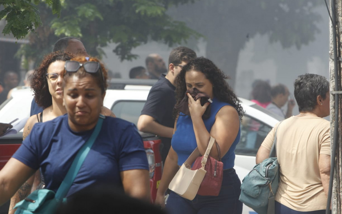Pessoas fogem da fumaça que tomou conta da rua durante incêndio na loja Amigão, na Freguesia - Reginaldo Pimenta/Agência O DIA
