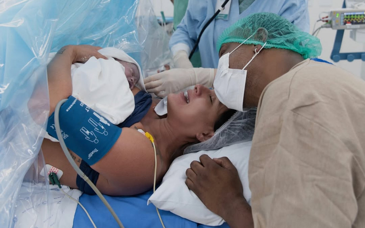 Thiaguinho e Carol Peixinho mostram cliques na maternidade após nascimento do filho, Bento