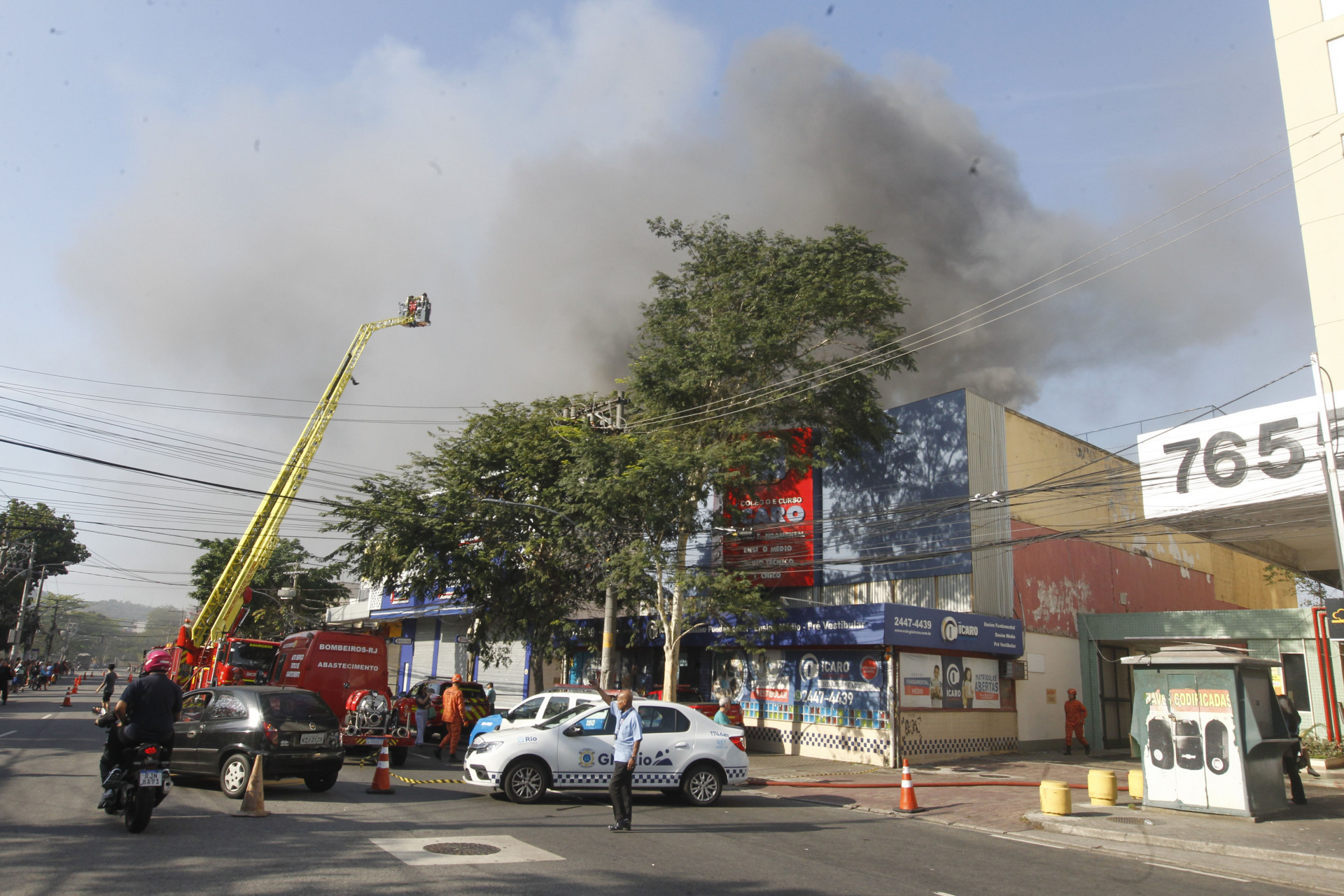 Incêndio de grande proporção atingiu uma loja na rede 'O Amigão' na Freguesia - Reginaldo Pimenta/Agência O Dia