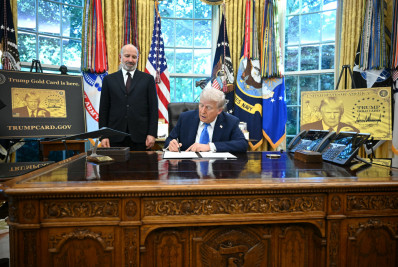 Trump cria 'Gold Card', visto de residência de US$ 1 milhão