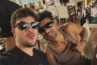 Alvaro e Lucas Leto, do 'Dança dos Famosos', trocam beijos no Rio