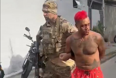 Integrante do grupo Os Hawaianos é agredido e detido durante operação na Cidade de Deus; veja o vídeo