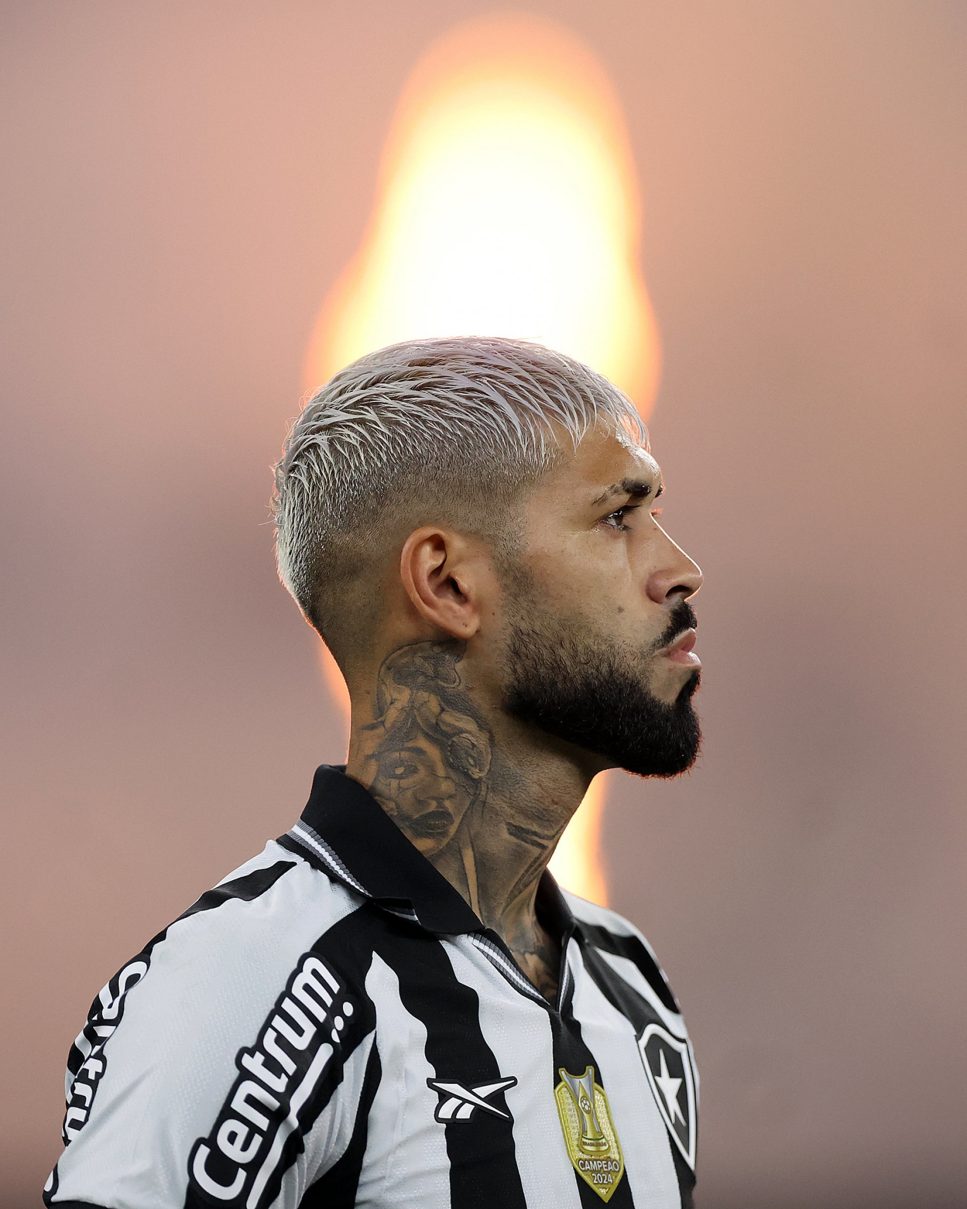 Alexander Barboza é zagueiro do Botafogo