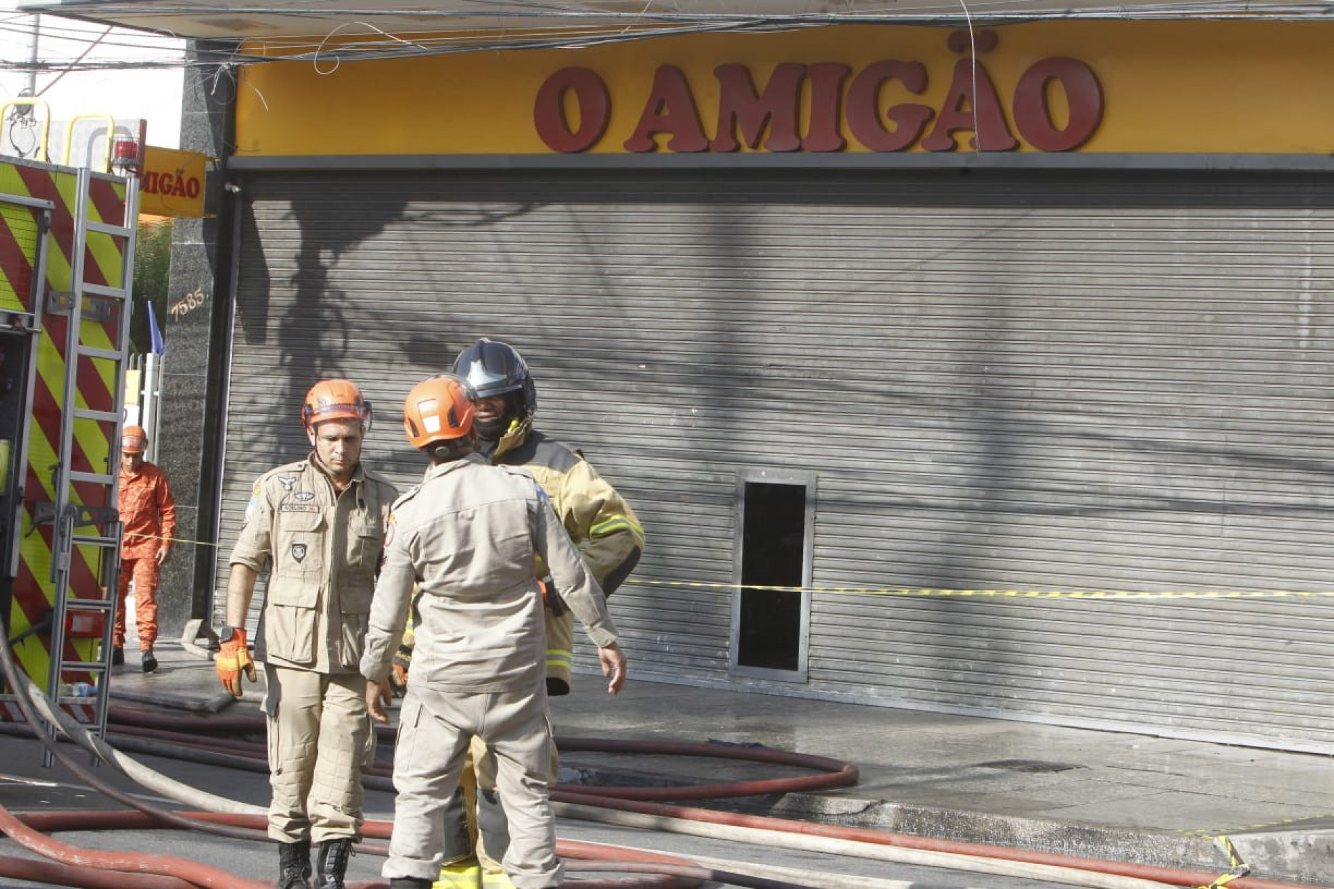 Bombeiros combatem incêndio em loja na Freguesia - Reginaldo Pimenta/Agência O DIA