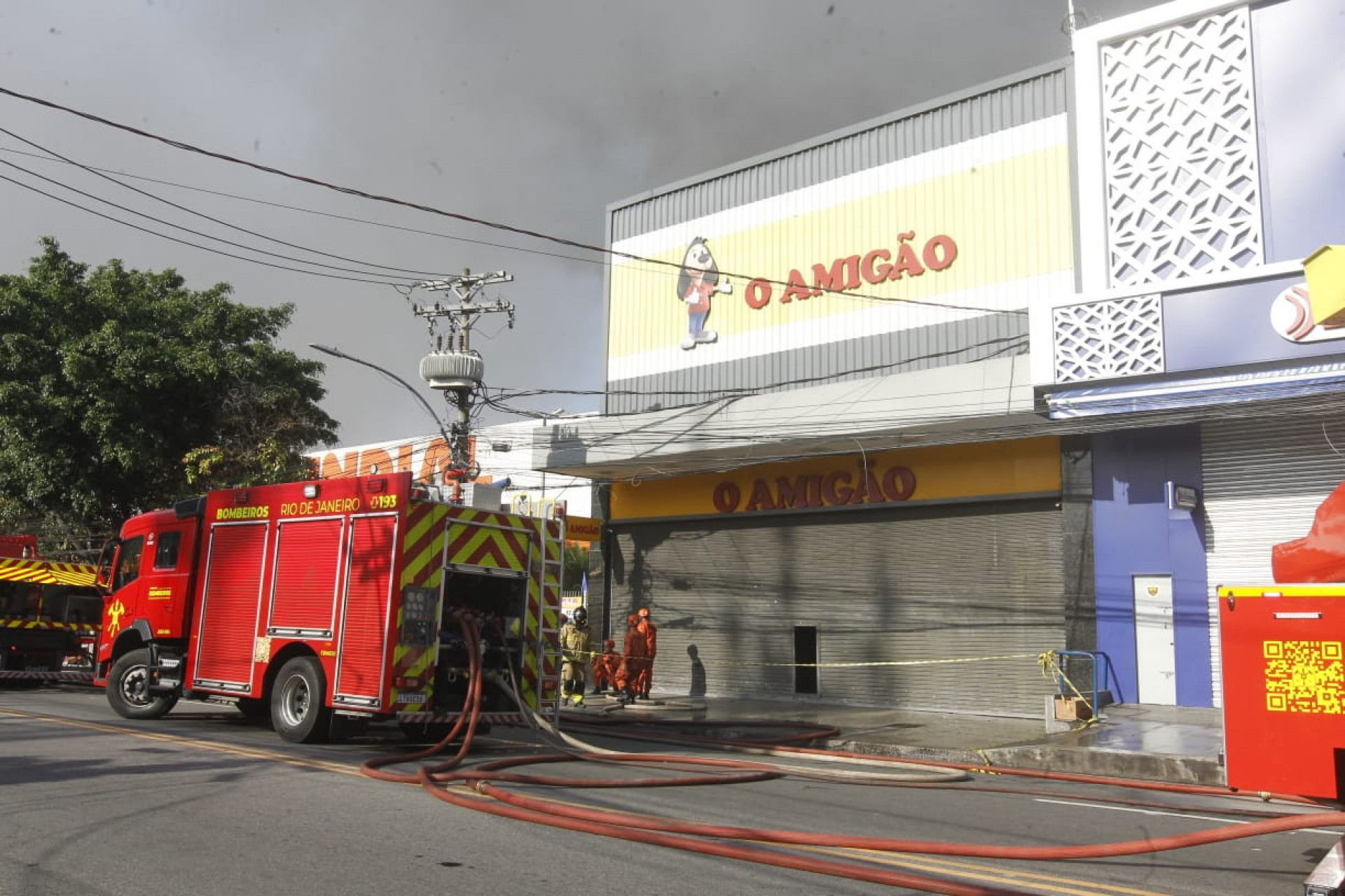 Bombeiros combatem incêndio em loja na Freguesia - Reginaldo Pimenta/Agência O DIA