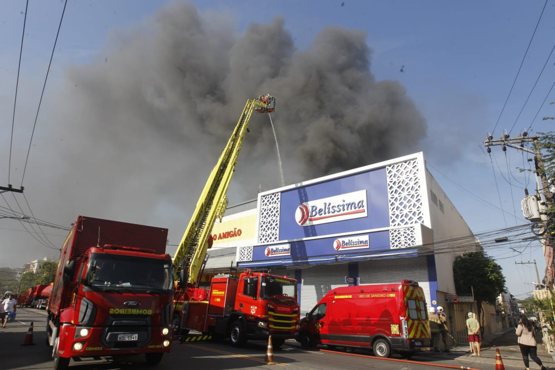 Bombeiros combatem incêndio em loja na Freguesia - Reginaldo Pimenta/Agência O DIA