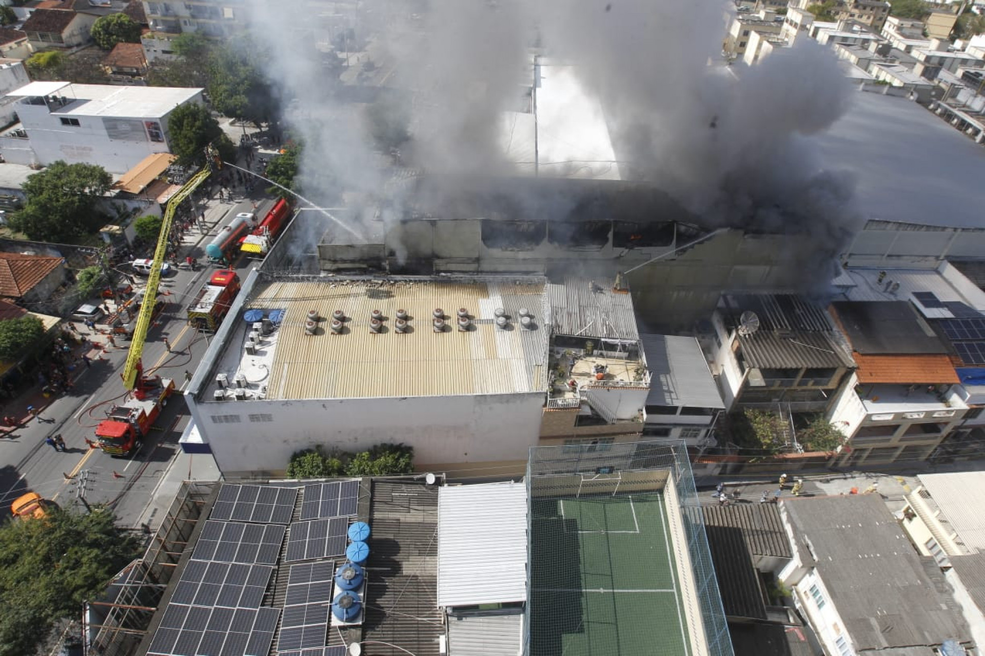 Grandes nuvens de fumaça durante incêndio em loja na Freguesia - Reginaldo Pimenta/Agência O DIA