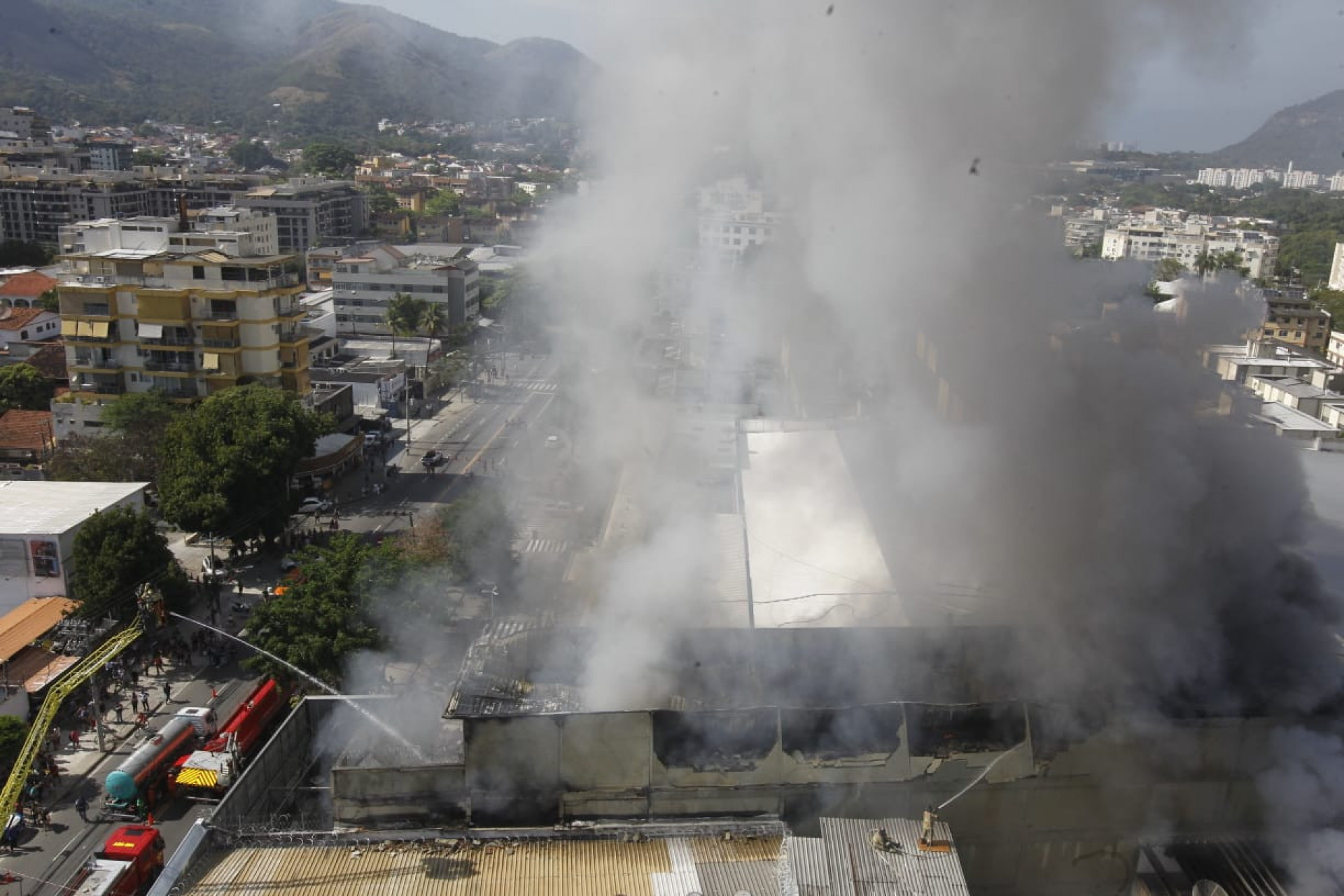 Grandes nuvens de fumaça durante incêndio em loja na Freguesia - Reginaldo Pimenta/Agência O DIA