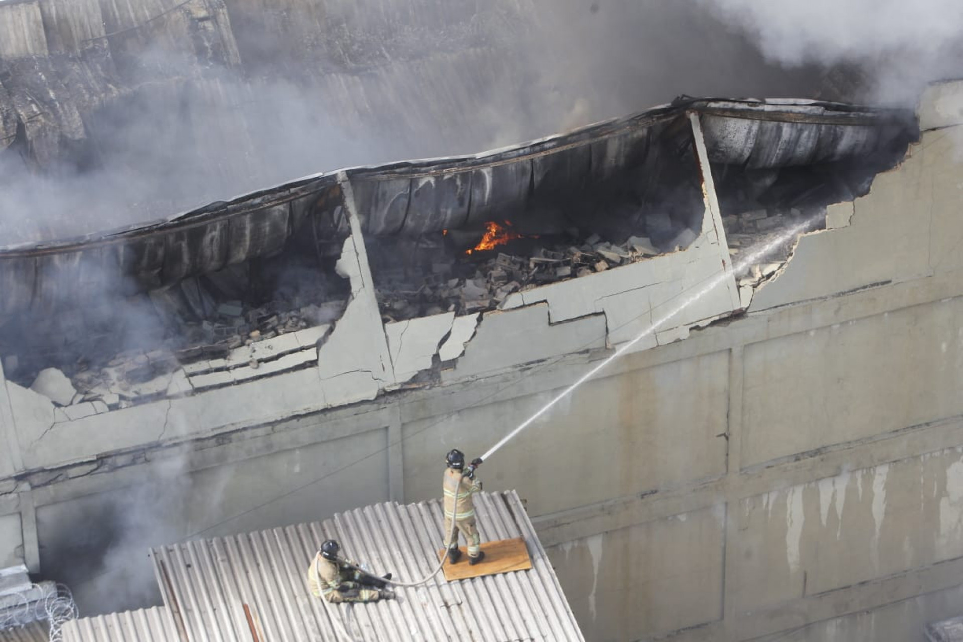 Muros da estrutura chegaram a desabar em meio ao fogo na loja 