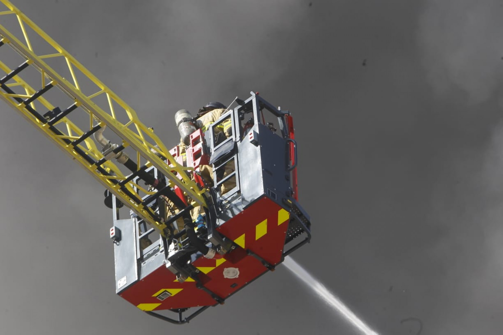 Bombeiros combatem incêndio em loja na Freguesia em meio a grandes nuvens de fumaça - Reginaldo Pimenta/Agência O DIA