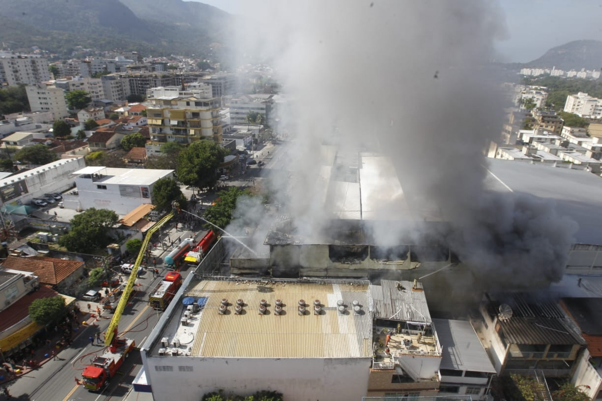 Loja é atingida por incêndio na Freguesia - Reginaldo Pimenta
