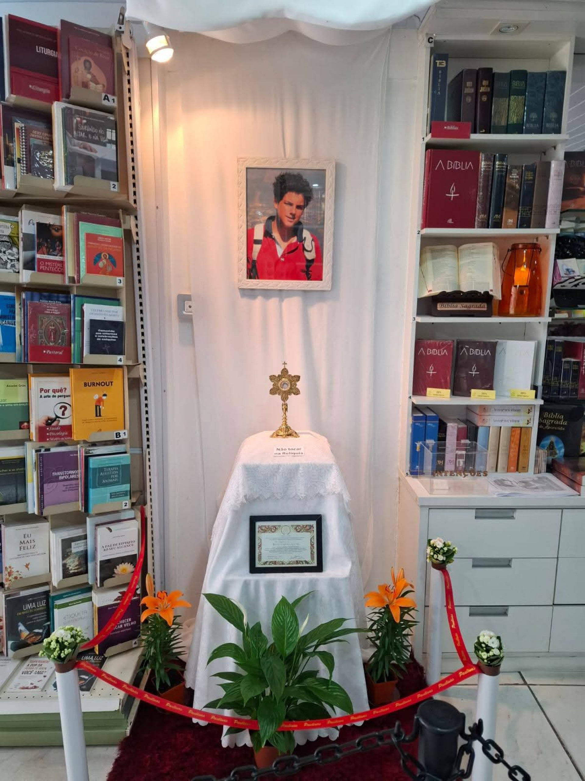 Livraria em Madureira, na Zona Norte do Rio, expõe relíquia do mais novo santo da igreja católica
 - Divulgação