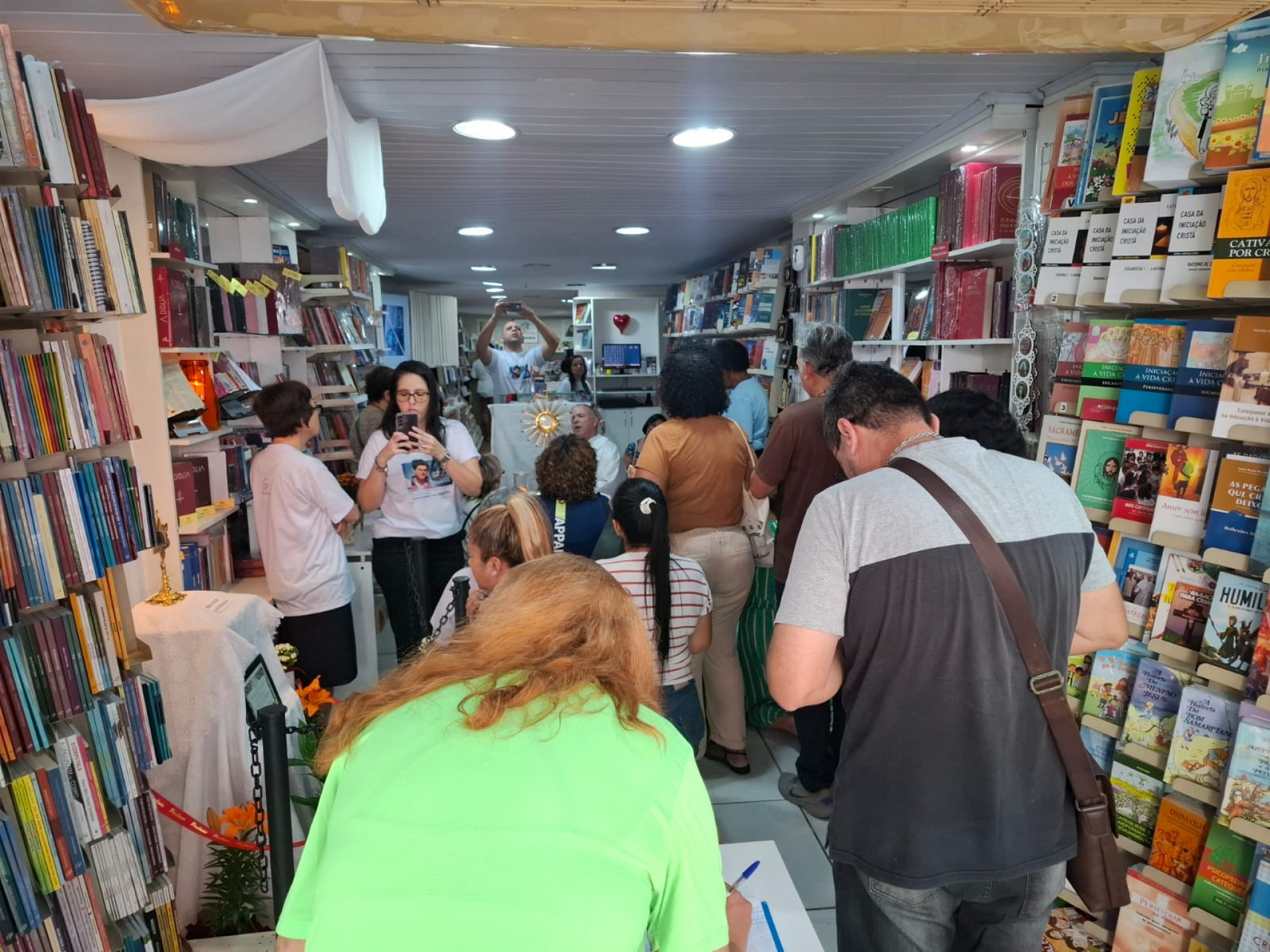 Livraria em Madureira, na Zona Norte do Rio, expõe relíquia do mais novo santo da igreja católica
 - Divulgação