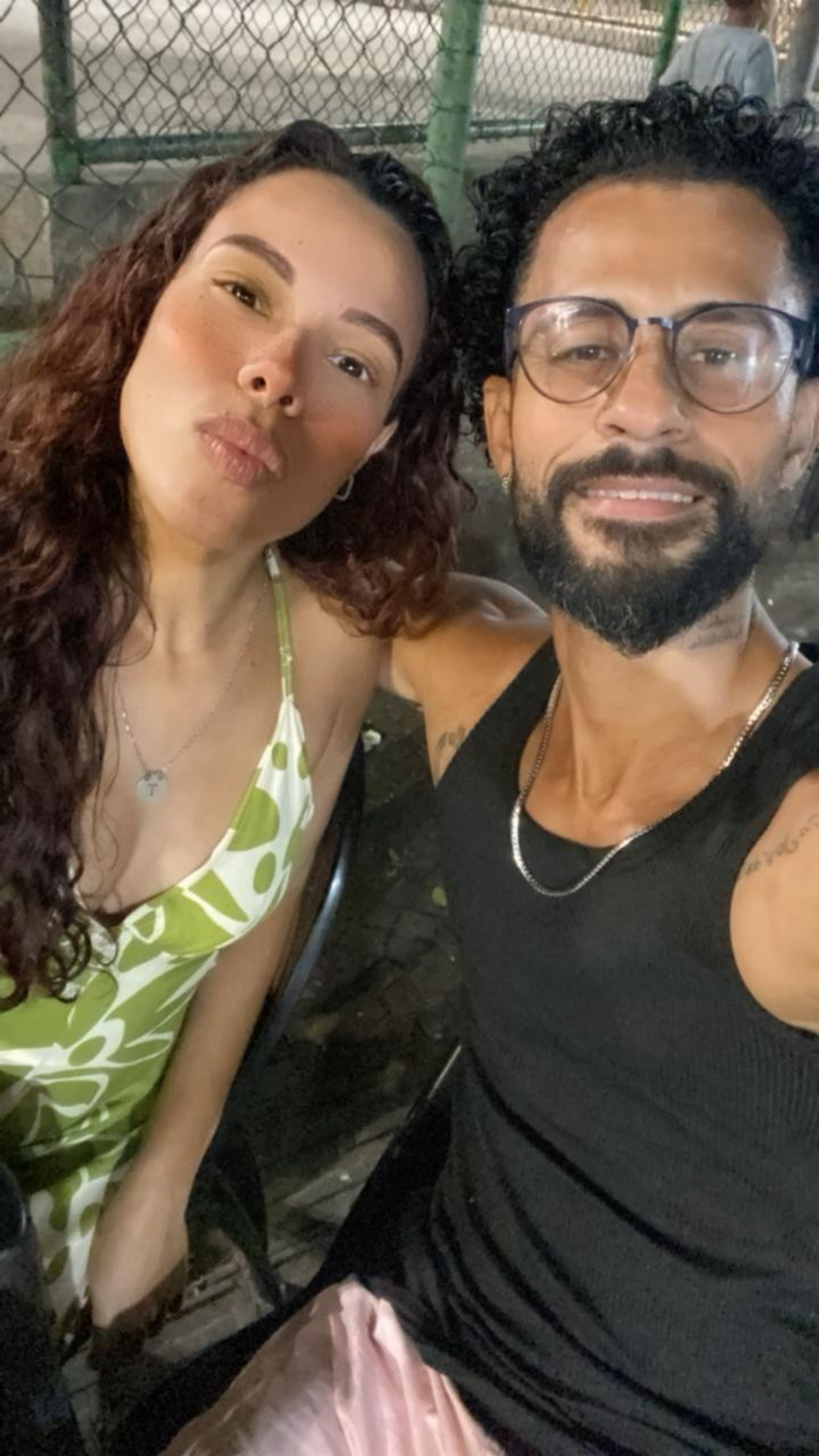 Thalyta Santana ao lado do marido vascaíno Rodrigo José Santana