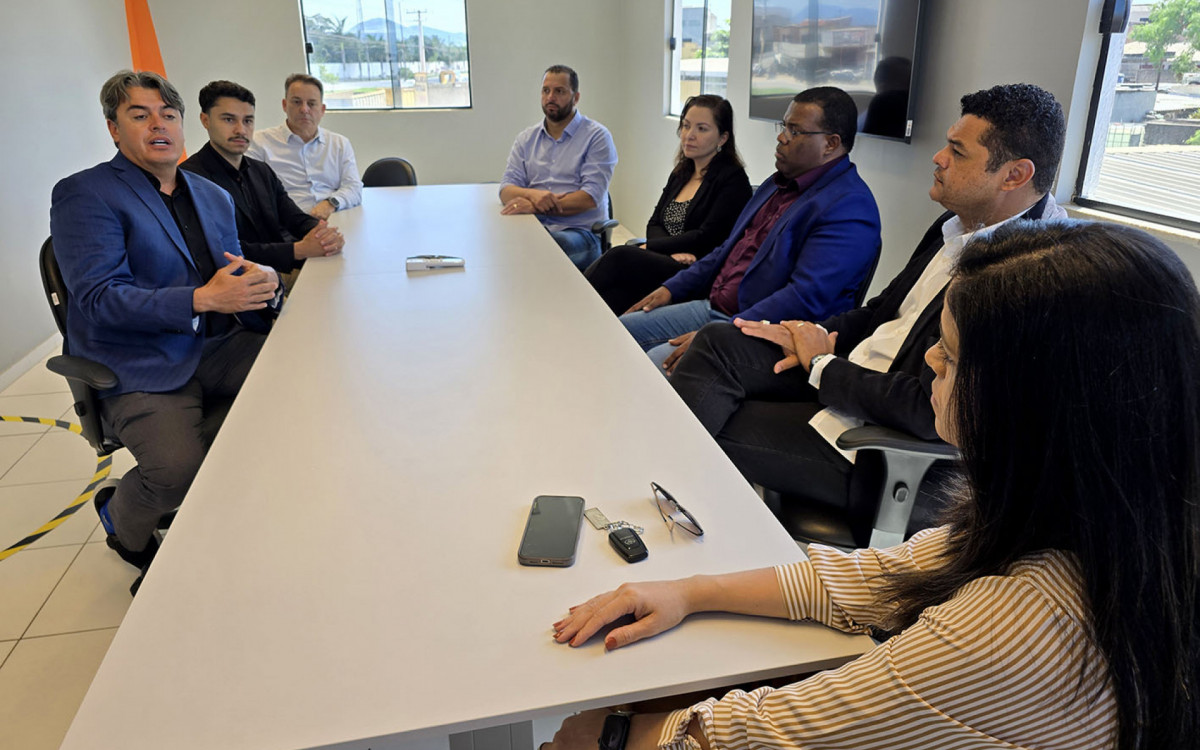 Funcionários e autoridades celebram a inauguração da nova linha de negócios da Tecnogera, em Macaé, marcada por investimentos e geração de empregos