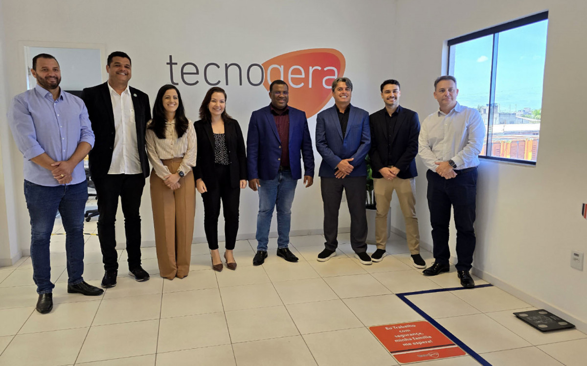 Funcionários e autoridades celebram a inauguração da nova linha de negócios da Tecnogera, em Macaé, marcada por investimentos e geração de empregos
