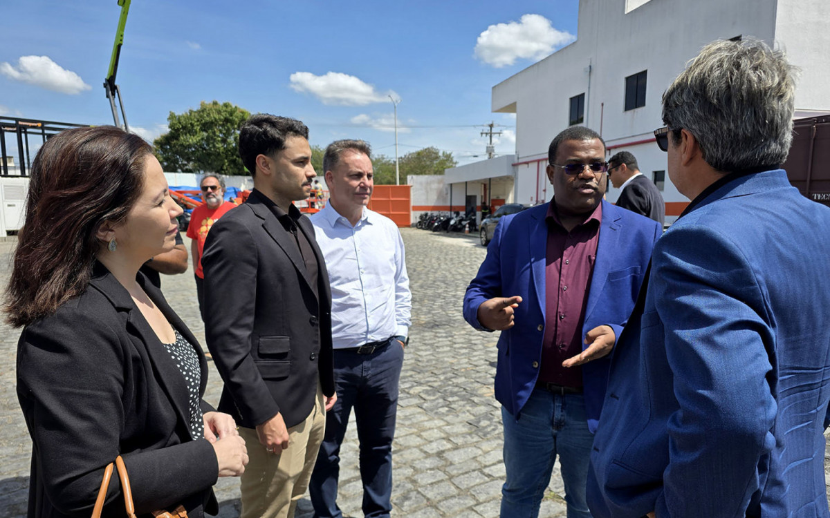 Funcionários e autoridades celebram a inauguração da nova linha de negócios da Tecnogera, em Macaé, marcada por investimentos e geração de empregos