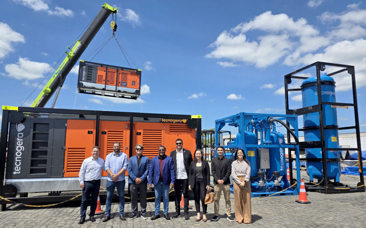Funcionários e autoridades celebram a inauguração da nova linha de negócios da Tecnogera, em Macaé, marcada por investimentos e geração de empregos