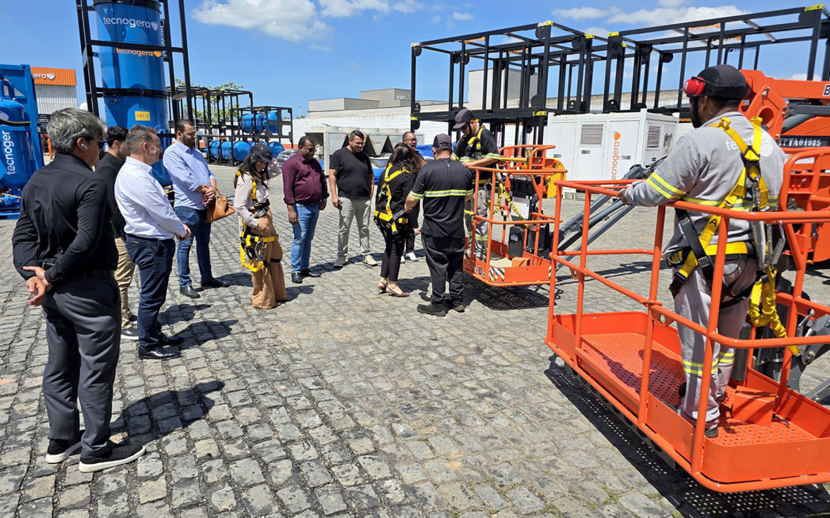Funcionários e autoridades celebram a inauguração da nova linha de negócios da Tecnogera, em Macaé, marcada por investimentos e geração de empregos