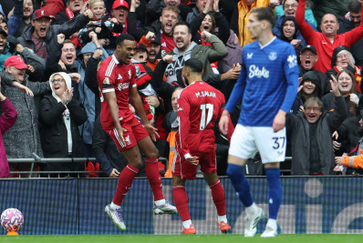Liverpool suporta pressão no fim e vence clássico com o Everton