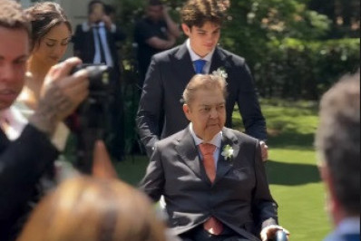 Faustão surge em cadeira de rodas no casamento da filha
