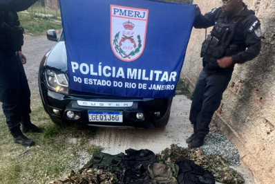 PM apreende réplicas de pistolas, munições e carregadores de fuzil em carro abandonadoo