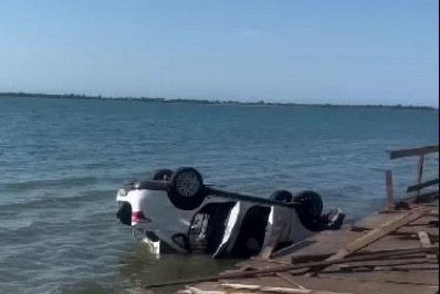 Carro cai na lagoa no bairro Praia do Hospício, em Araruama