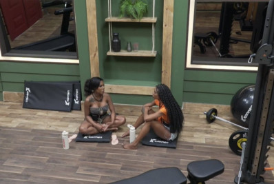 Carol Lekker revela para Kathy que é uma das infiltradas de 'A Fazenda 17'