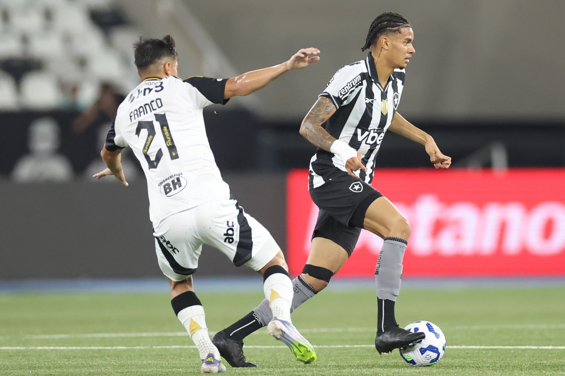 Newton em ação pelo Botafogo contra o Atlético-MG, no Nilton Santos - Vítor Silva / Botafogo