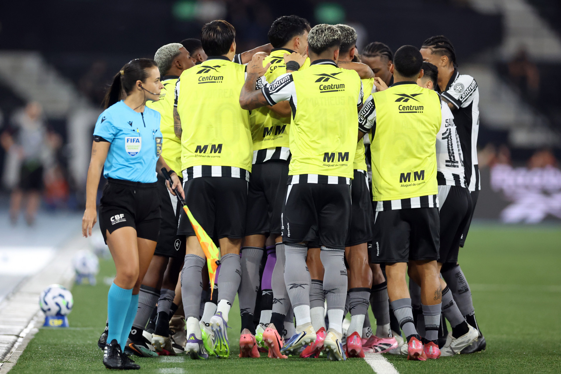 Jogadores do Botafogo celebram gol marcado por Santi Rodr&iacute;guez sobre o Atl&eacute;tico-MG, no Nilton Santos - V&iacute;tor Silva / Botafogo