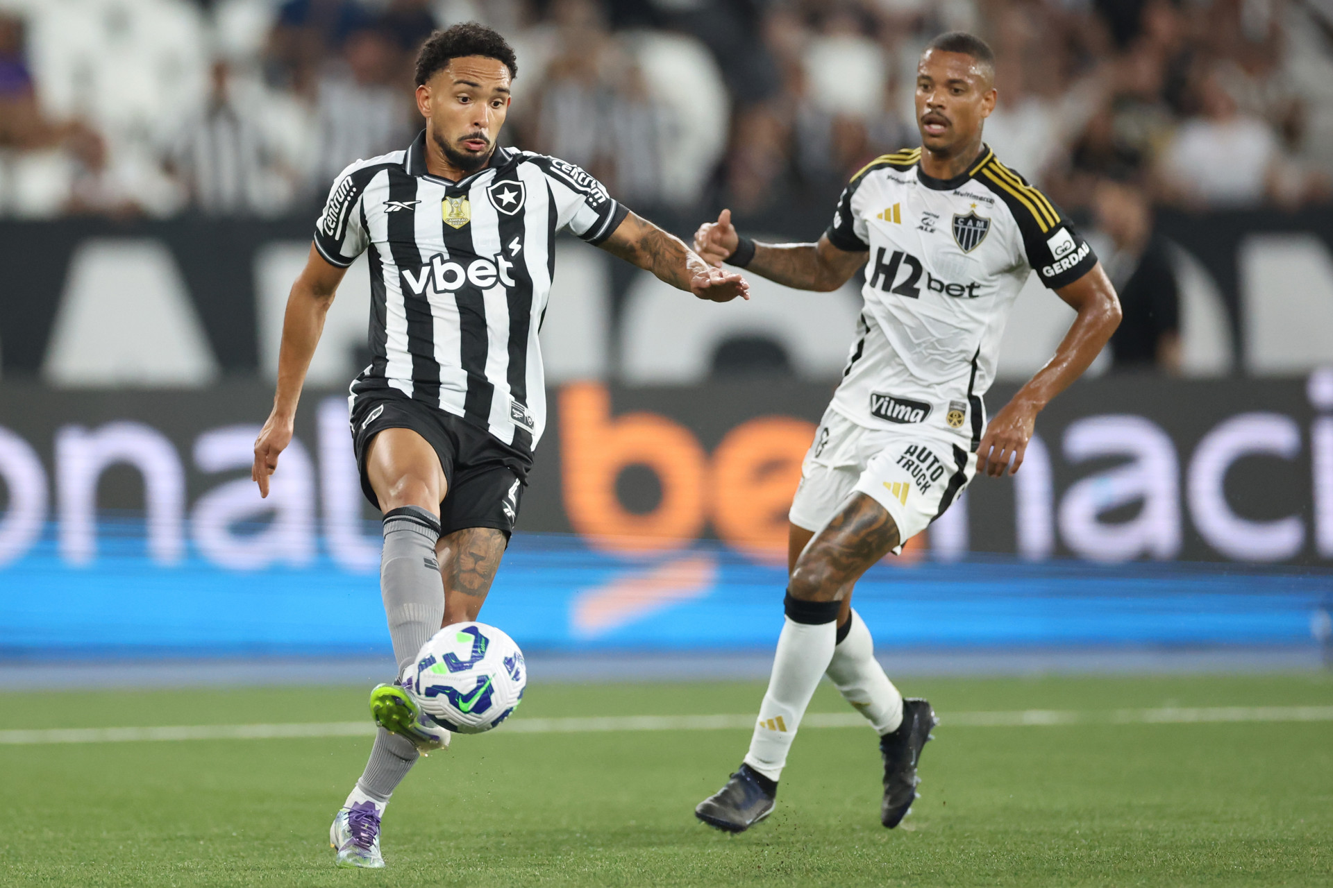 Vitinho em ação pelo Botafogo contra o Atlético-MG, no Nilton Santos - Vítor Silva / Botafogo