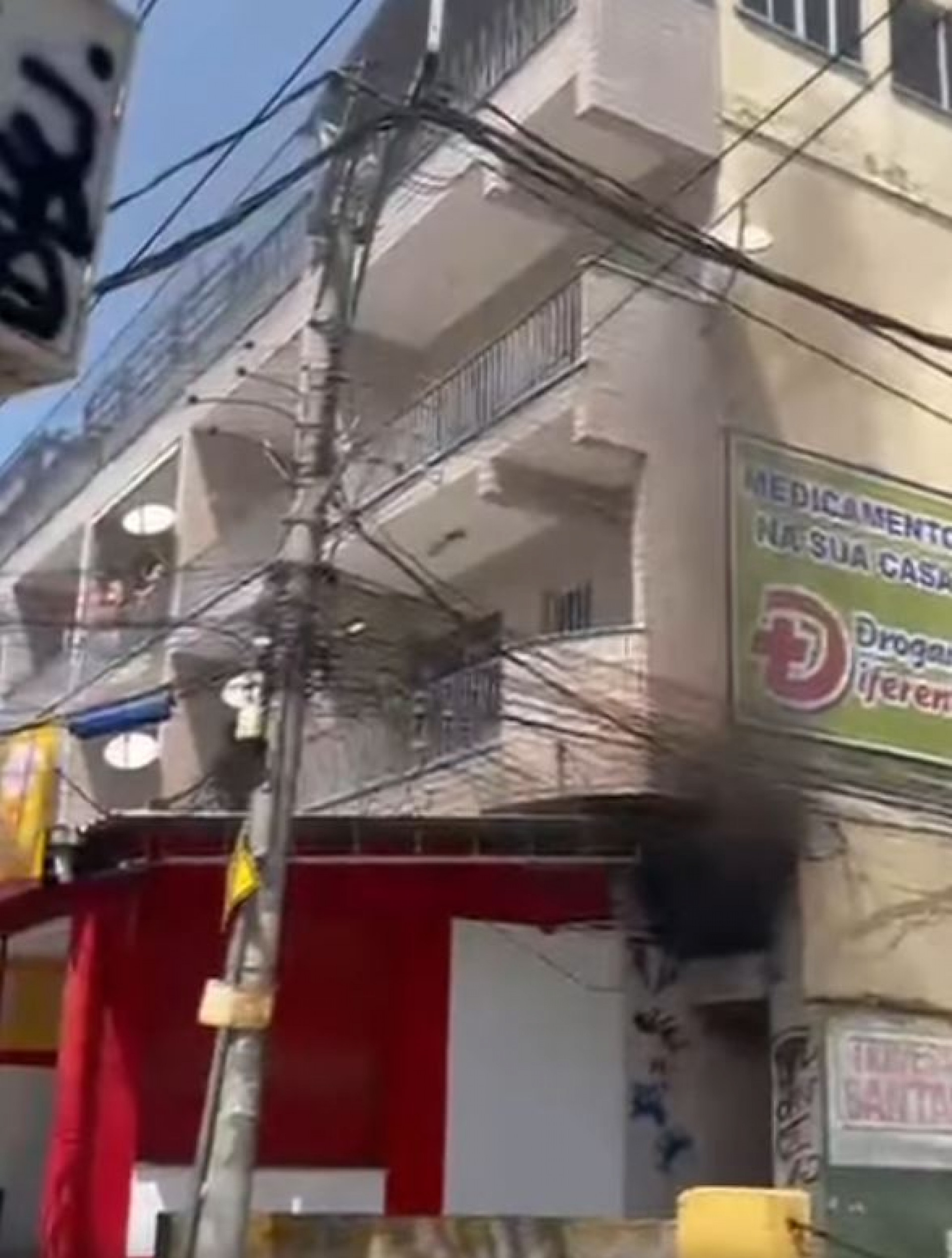 Pedestres registraram as chamas na Avenida Areia Branca - Reprodução / Instagram