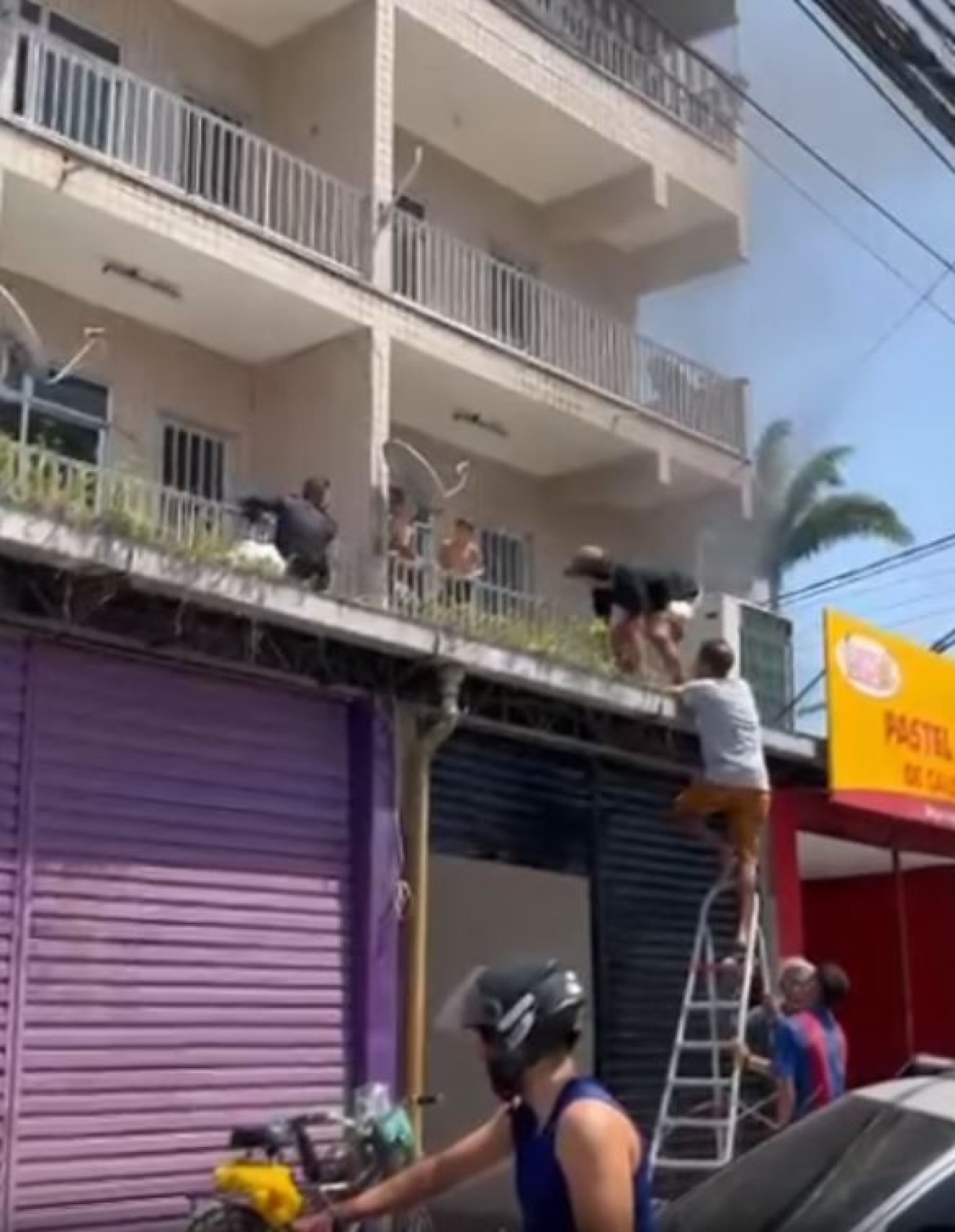 Moradores saíram do prédio com a ajuda de pedestres - Reprodução / Instagram