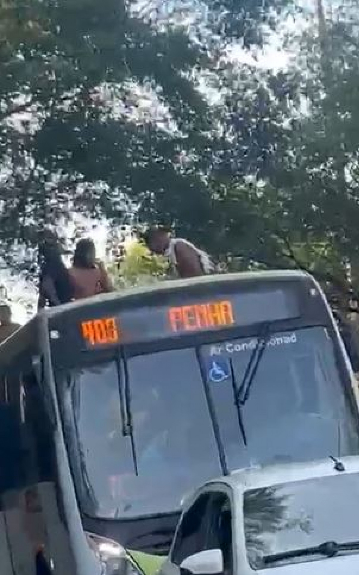 Diversos jovens foram flagrados em cima dos ônibus em movimento - Ana Fernanda Freire