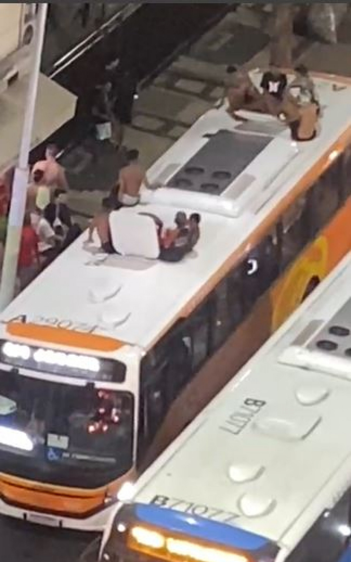 Diversos jovens foram flagrados em cima dos ônibus em movimento - Ana Fernanda Freire