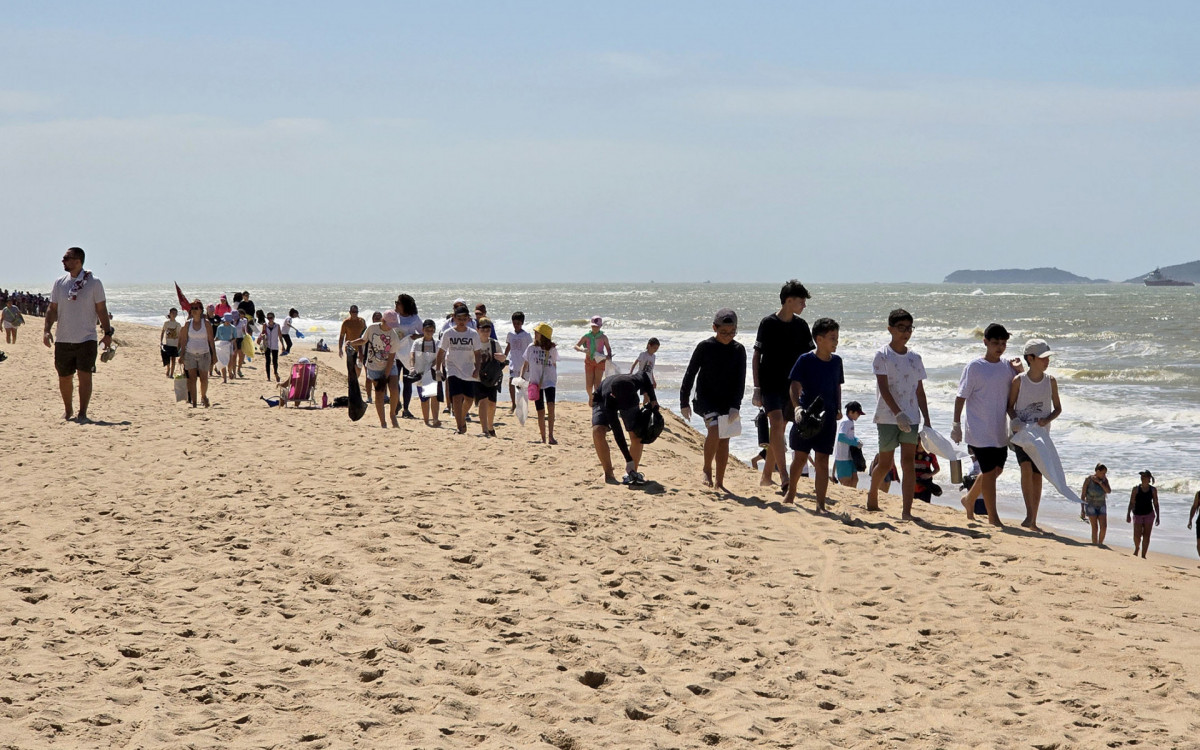 Crianças, jovens e adultos se reuniram em Macaé para recolher resíduos e celebrar o cuidado coletivo com a natureza