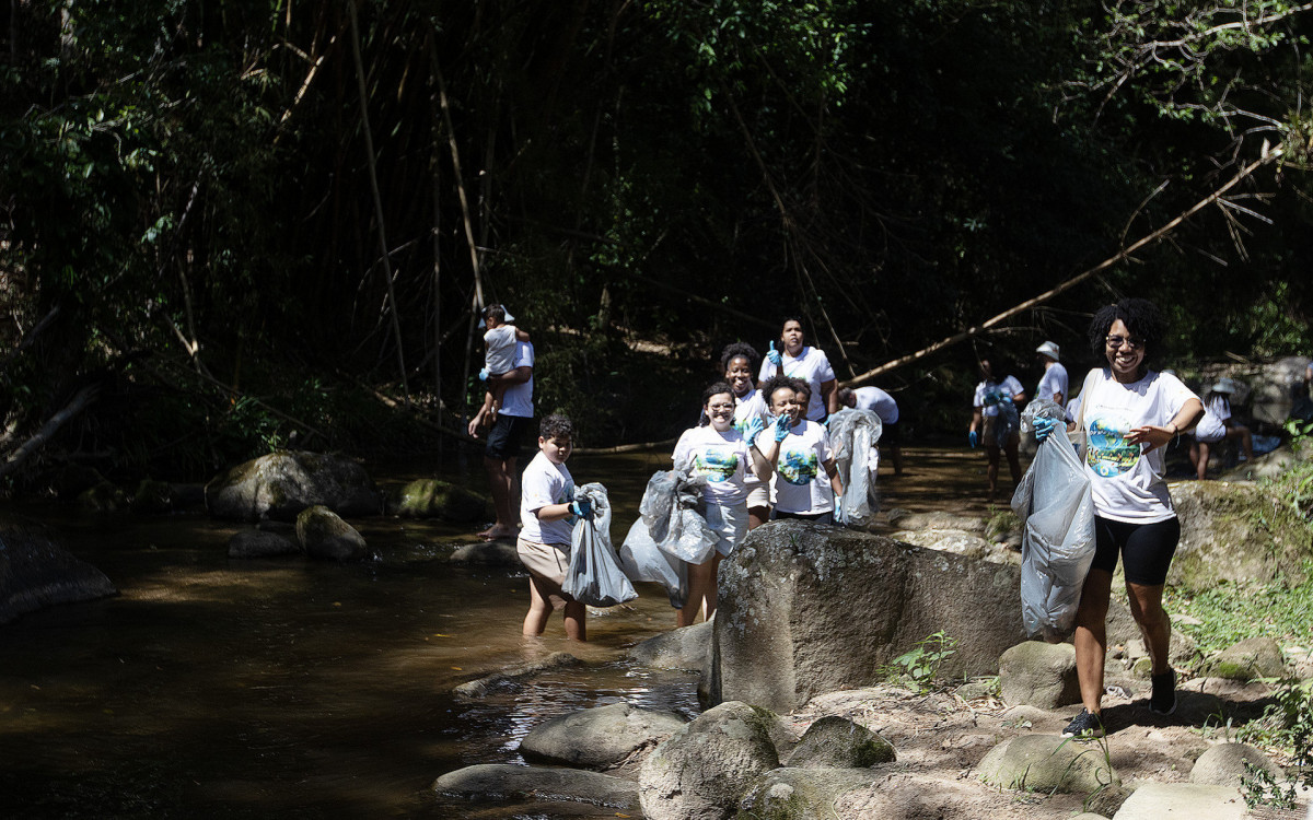 Crianças, jovens e adultos se reuniram em Macaé para recolher resíduos e celebrar o cuidado coletivo com a natureza