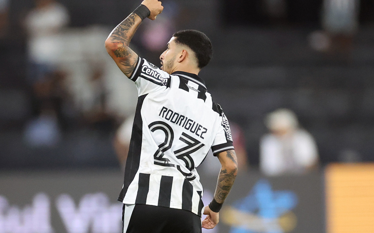 Santi Rodríguez celebra gol marcado pelo Botafogo sobre o Atlético-MG, no Nilton Santos