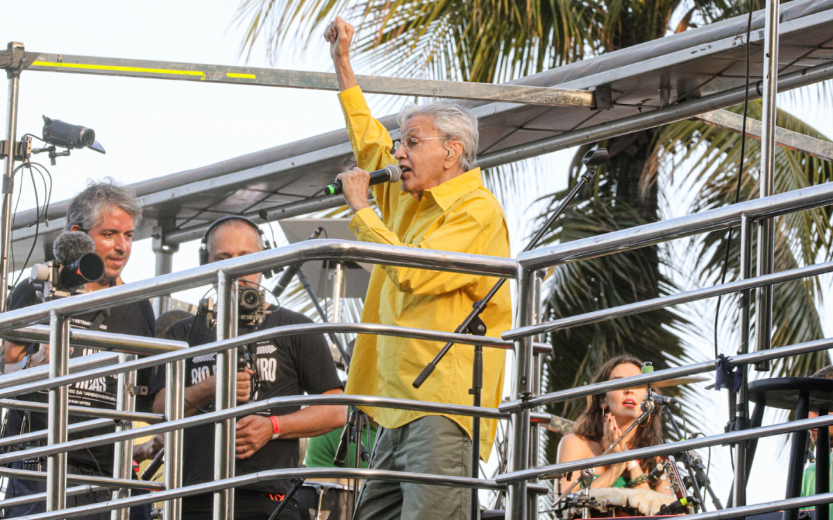 Caetano Veloso em trio na praia de Copacabana 