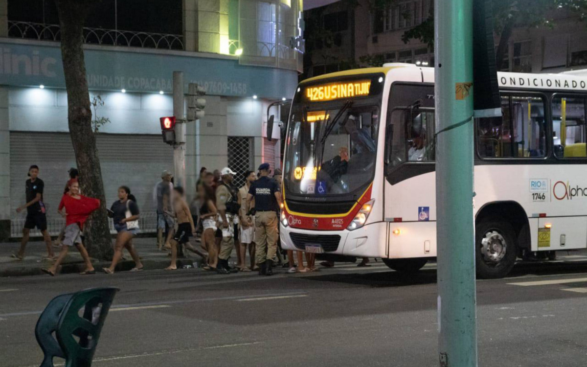 Ônibus abordado na Avenida Nossa Senhora de Copacabana - Érica Martins/Agência O DIA