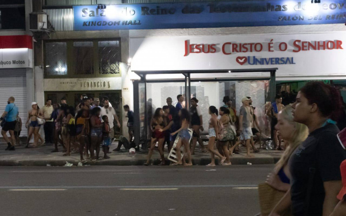 Ônibus abordado na Avenida Nossa Senhora de Copacabana - Érica Martins/Agência O DIA